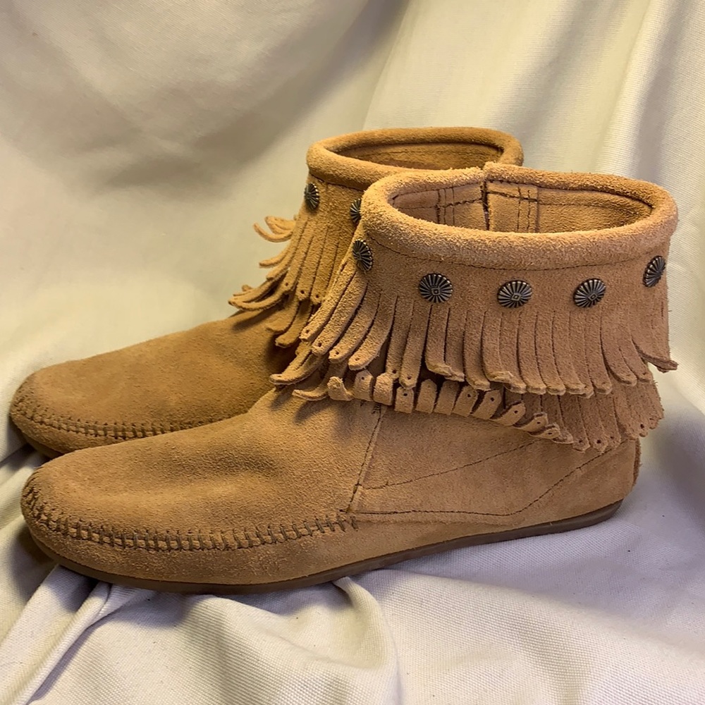 Minnetonka almost NEW ankle moccasins w/fringe
